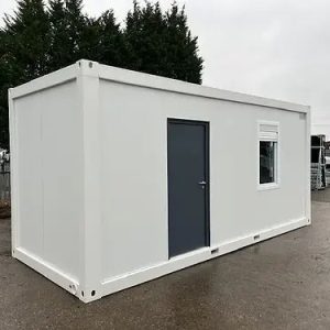 Container aménagé en bureau avec salle de bain et espace de rangement