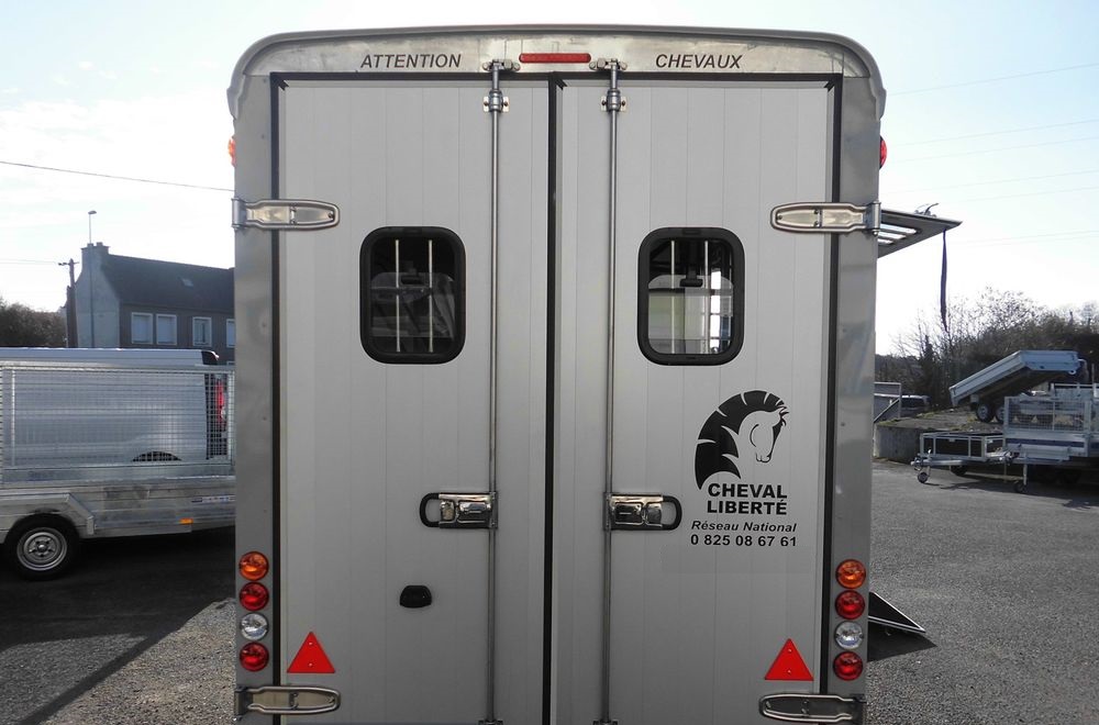 van à chevaux maxi 3 diagonal cheval liberte 3 places 2 essieux – Image 4