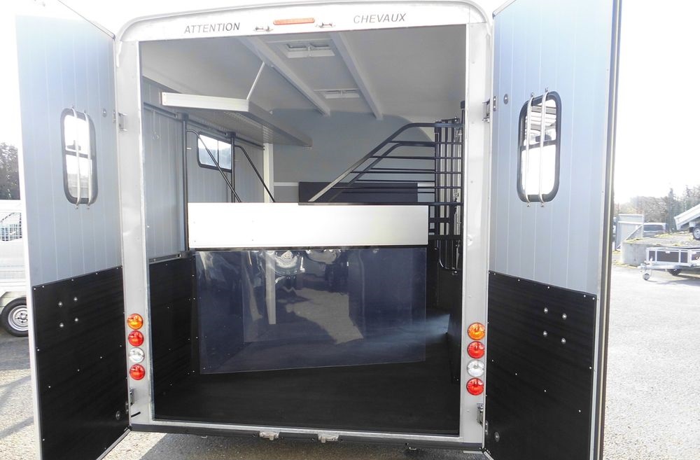 van à chevaux maxi 3 diagonal cheval liberte 3 places 2 essieux – Image 6